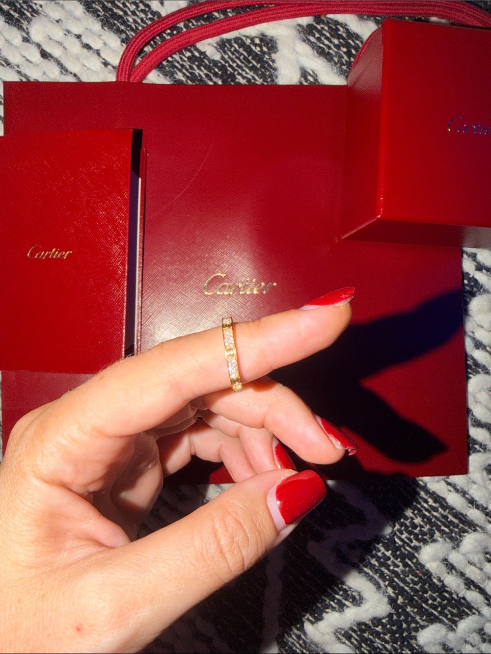 Authentic Cartier LOVE ring, mini model, pavé: 18K yellow gold, about72 diamonds - Picture 4 of 11